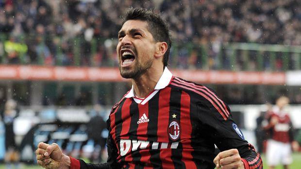 Milan ora fari su Borriello. Fascia sinistra le 4 piste La